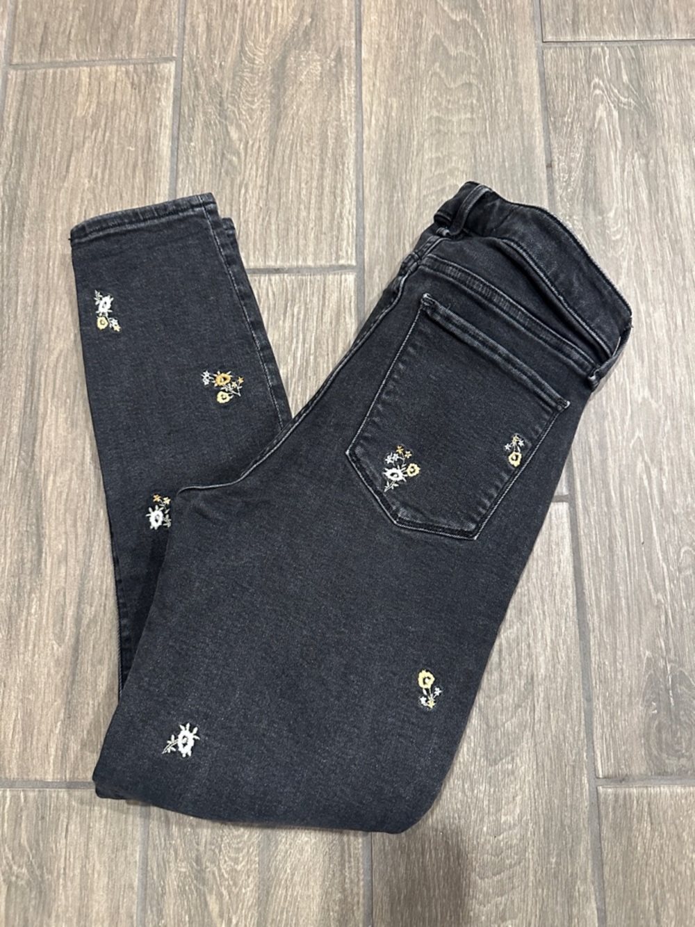 Abercrombie & Fitch Black Skinny Jeans with Small Floral Embroidery. Size 27